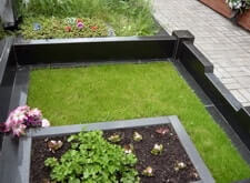 Газон короткостриженный на могиле